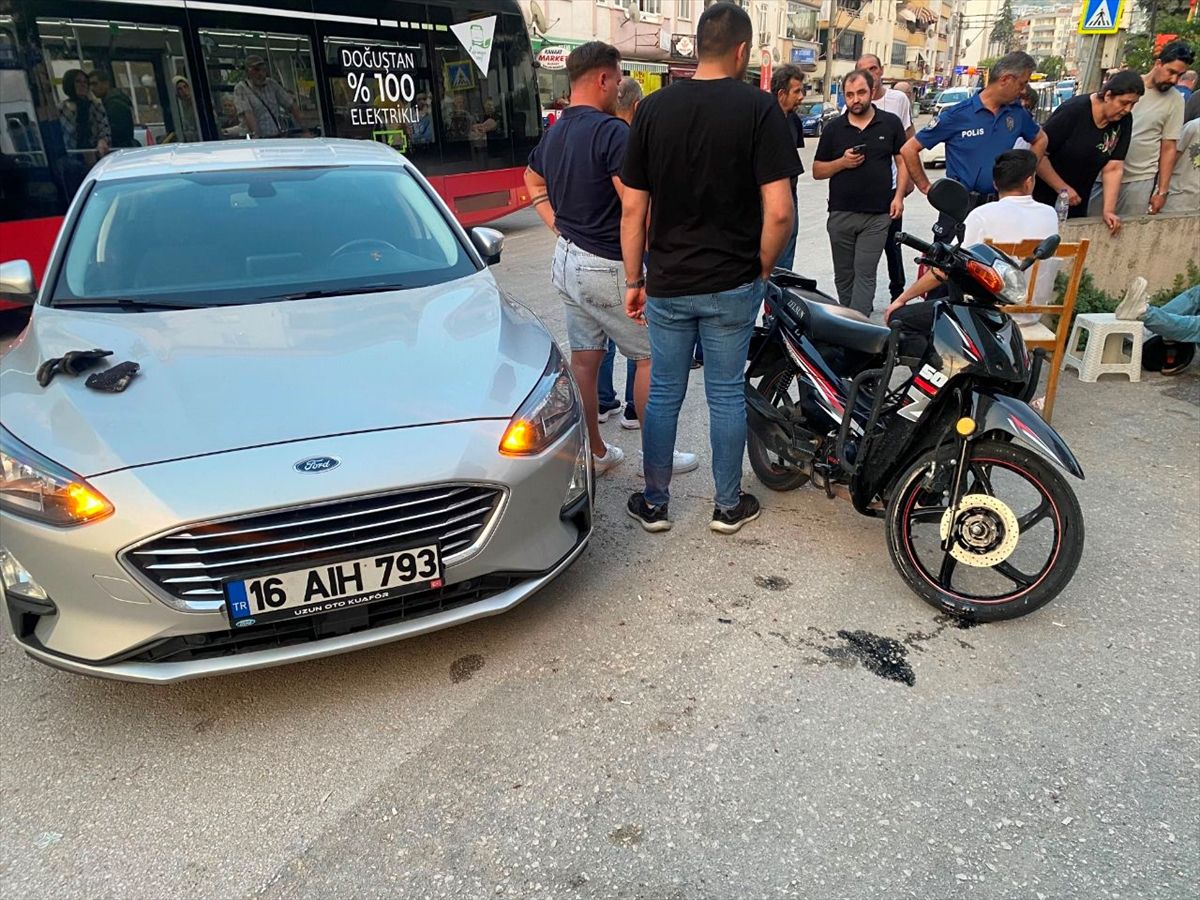 Bursa'da motosikletin manevra yapan otomobile çarptığı kazada 2 kişi yaralandı