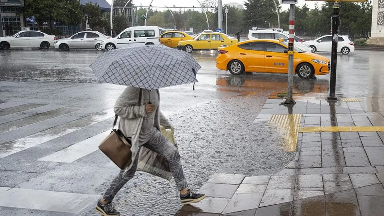 Sağanak yağış için saat verildi! Başkent sele teslim olacak