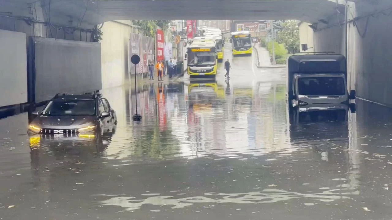 Sağanak Yağmur İstanbul'a Geri Dönüyor: Meteoroloji Tarih Vererek Uyardı