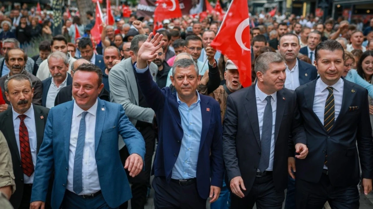 Özgür Özel: Milletin önünden çekilmeye hakkım yok
