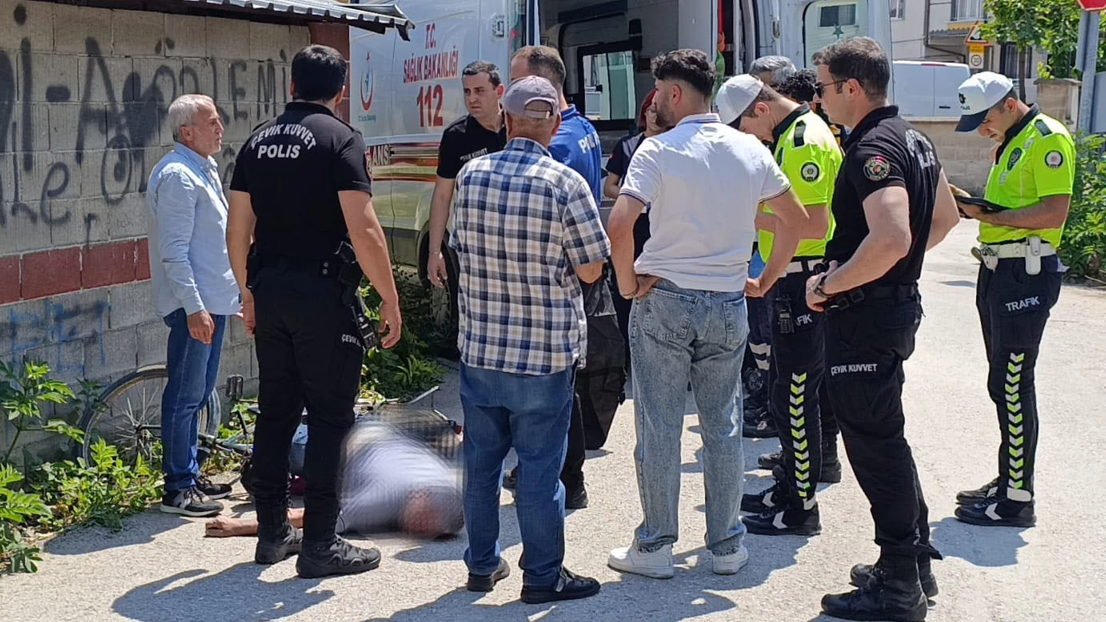 Fenalaşıp bisikletten düşen yaşlı adam hayatını kaybetti