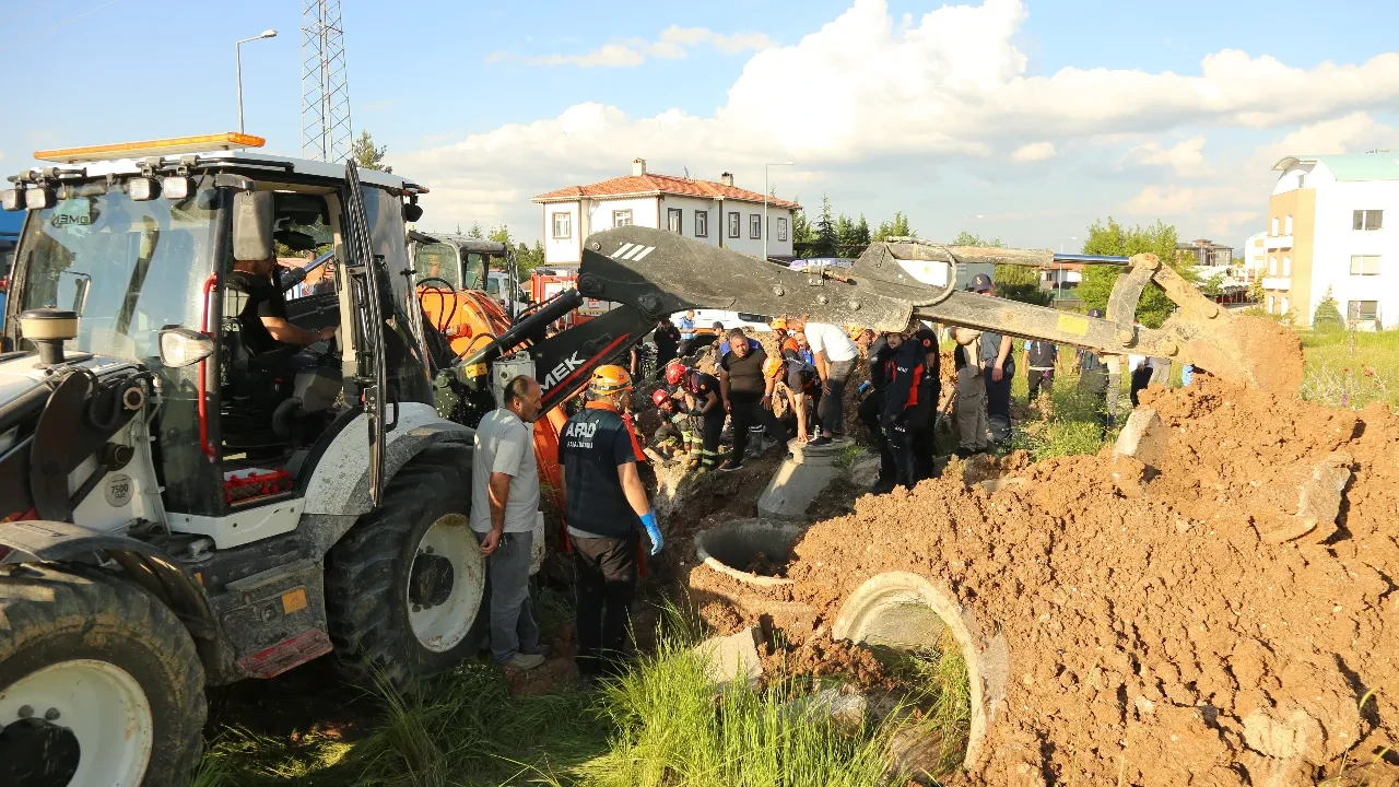 Kanalizasyon kazısında göçük faciası: İşçi toprak altında kaldı