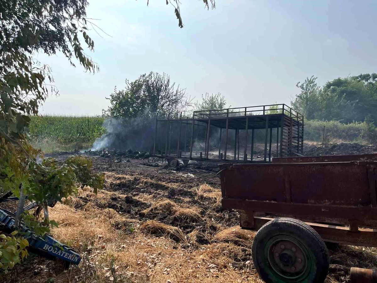 Osmaniye'de malzeme deposu alevlere teslim oldu
