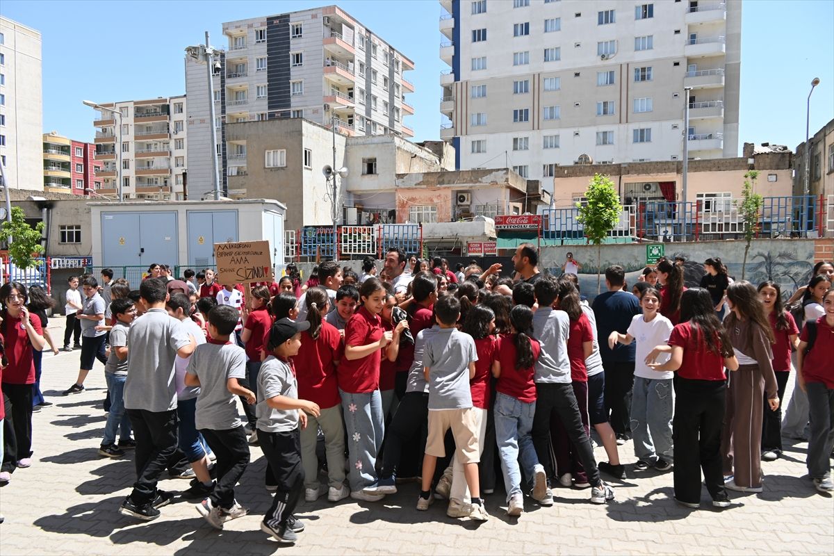 Kurtalan'da tayini çıkan okul yöneticilerine veda etkinliği