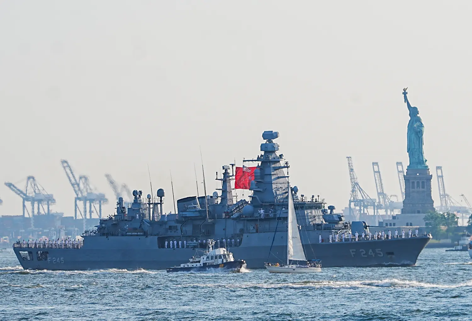 TCG Oruçreis, New York'a demirledi