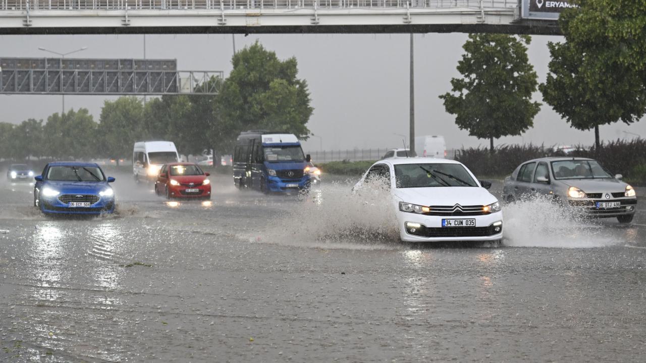 Ankara'da sağanak ve dolu etkili oluyor