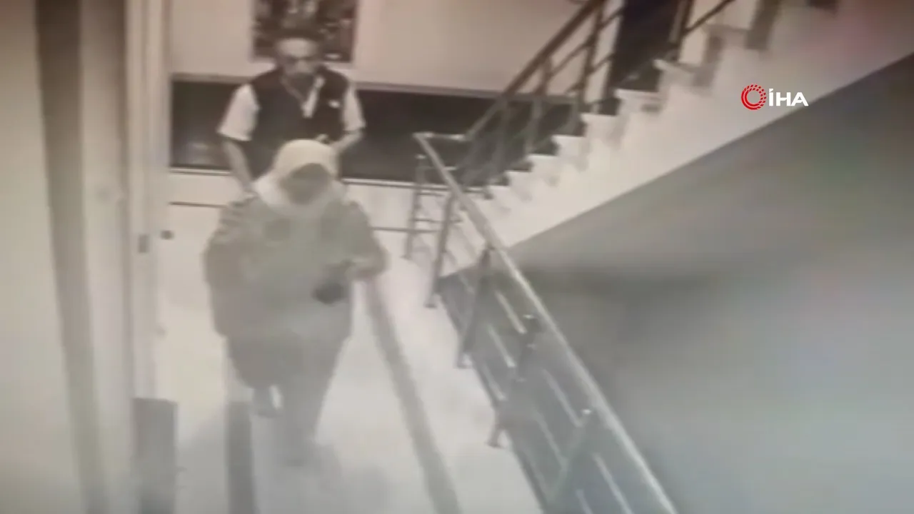 Sahte polislere inandı, servetini elleriyle teslim etti! Dolandırıcılık anları kamerada