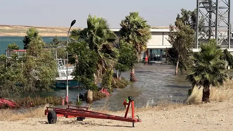 Adıyaman'da iş yerleri ve yürüyüş yolları su altında kaldı
