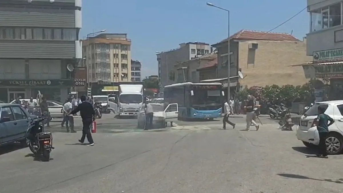Manisa'da araç sokak ortasında alev alev yandı!