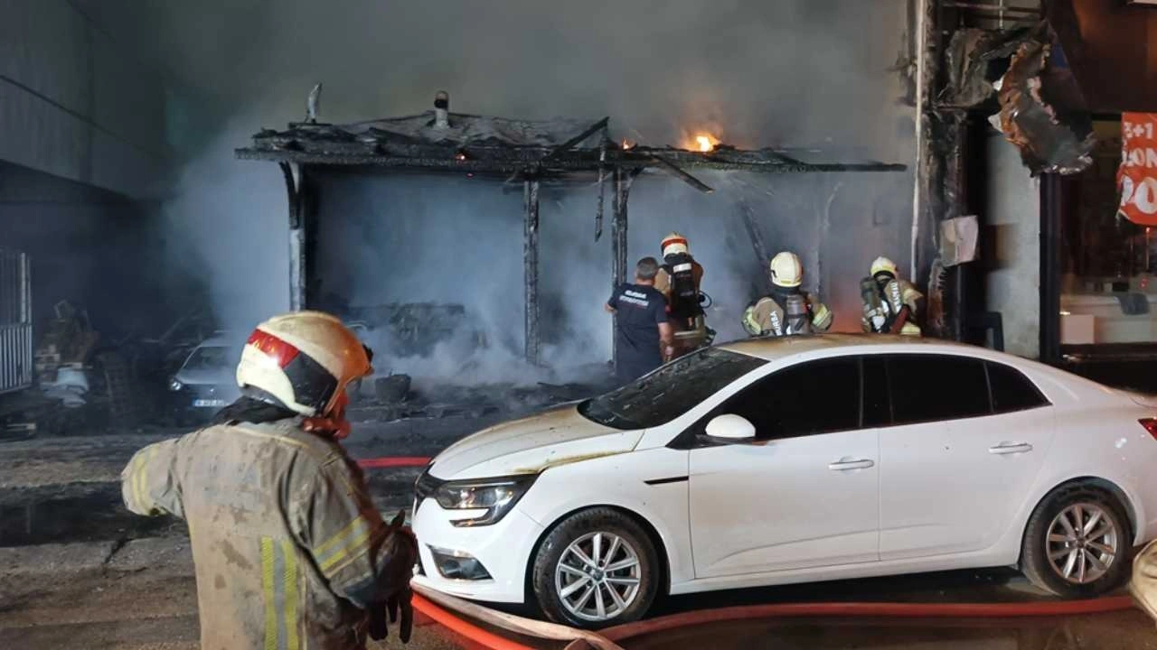 Bursa'da çıkan yangın depoyu da otomobili de kül etti
