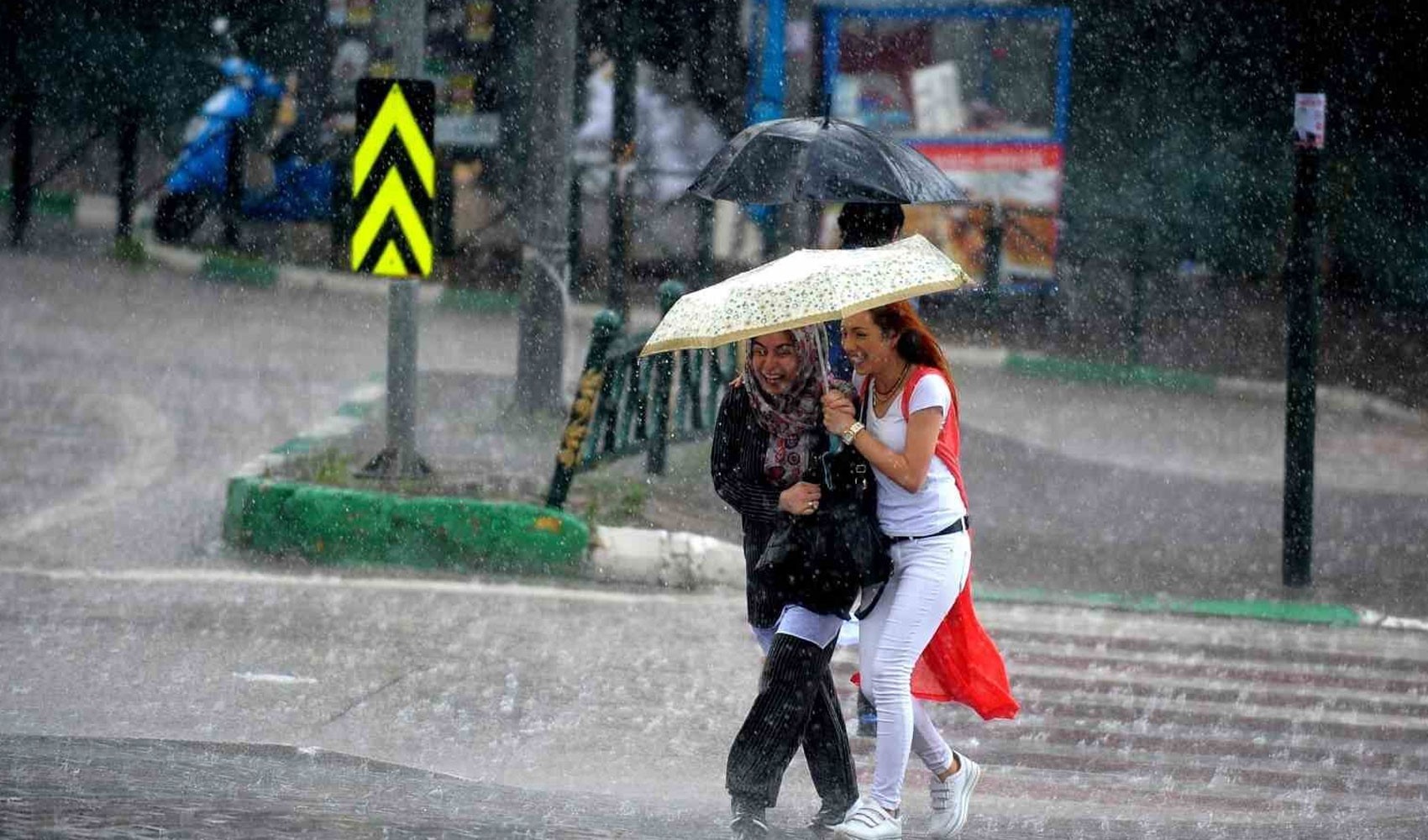 Bu kentlerde yaşayanlar dikkat: Meteoroloji'den kuvvetli yağış ve rüzgar uyarısı