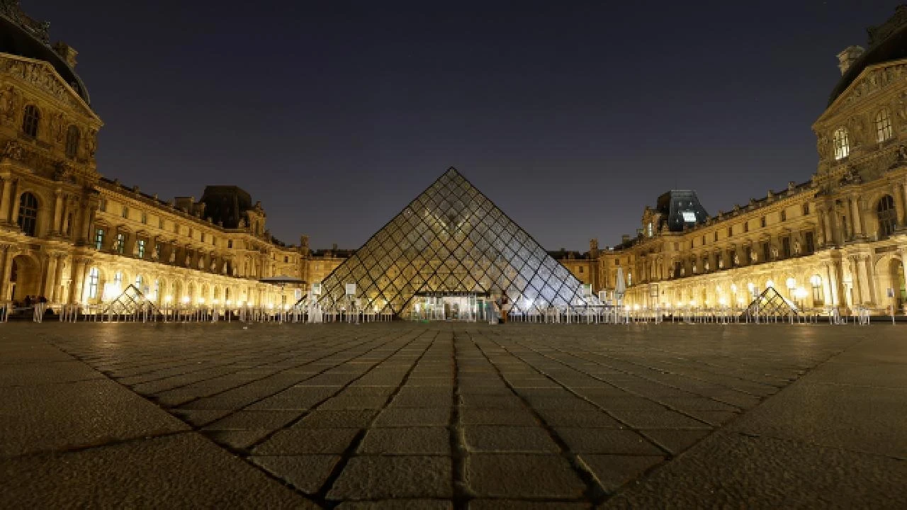 Aşırı sıcaklar Louvre Müzesi'ni vurdu: Ziyaret saatleri değişti