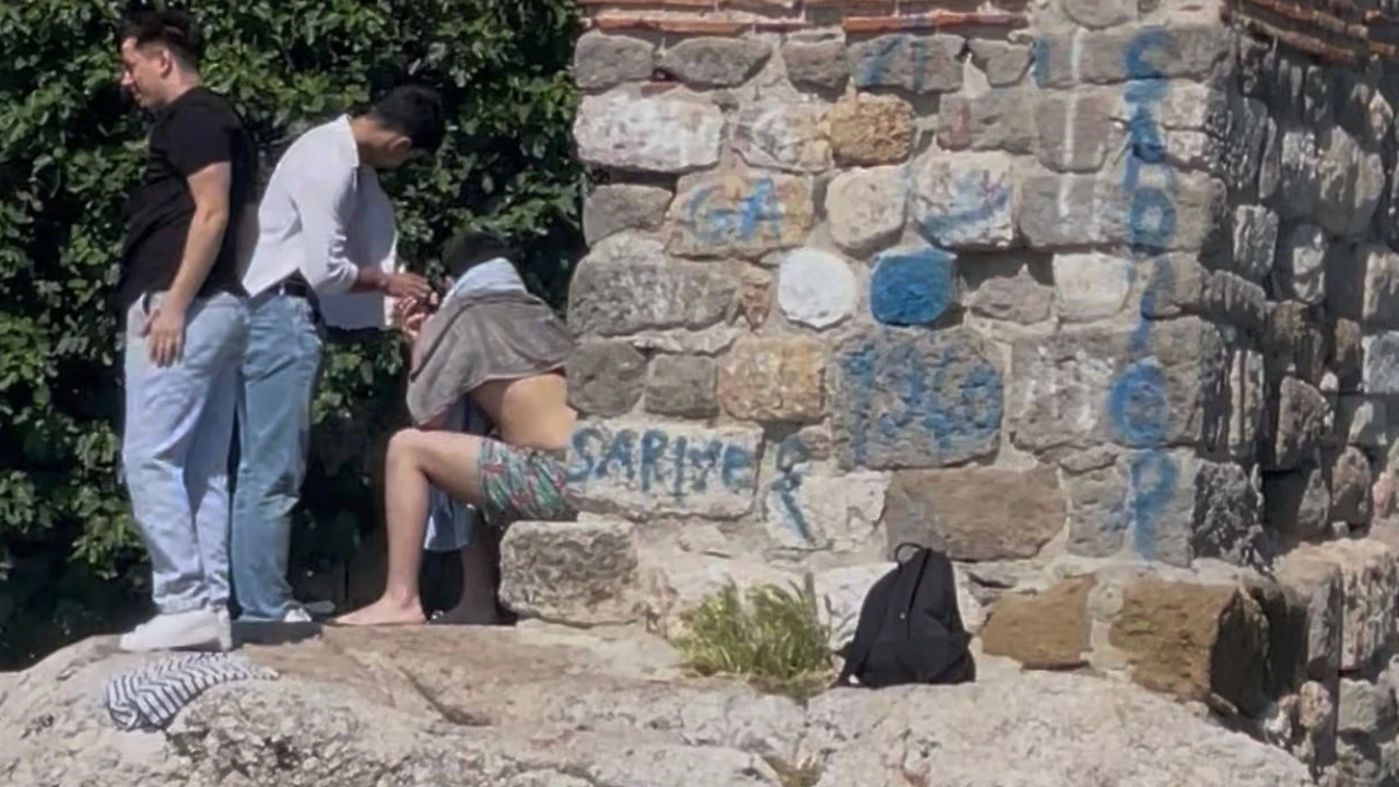 Tarihi yapıları sprey boyayla boyadılar