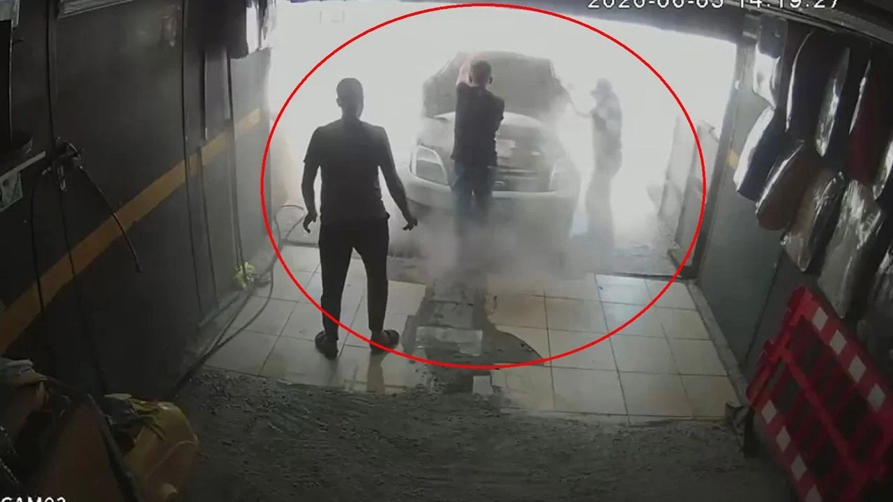 Müşteri inanmadı, kaput açılınca alevler yükseldi! Oto yıkamada faciayı çalışan önledi