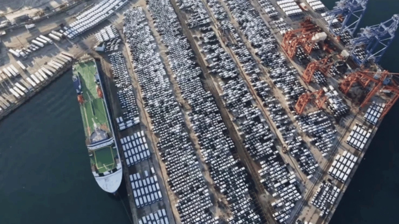 Binlerce sıfır araba Haydarpaşa'da bekletiliyor