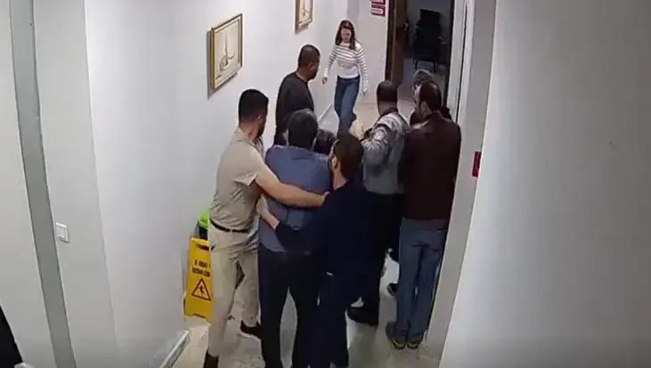 Devlet hastanesinde yumruklu kavga kamerada! Hastane müdürü açığa alındı: Aynı hastanede ikinci soruşturma