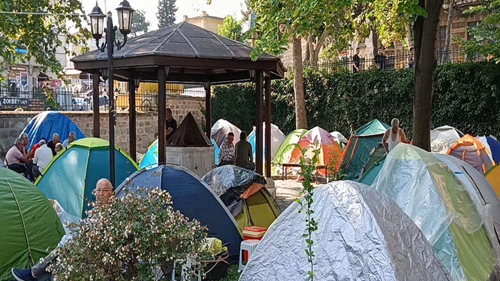 Edirne’de otellerde yer bulamayan güreşseverler, çadırlarda konaklıyor