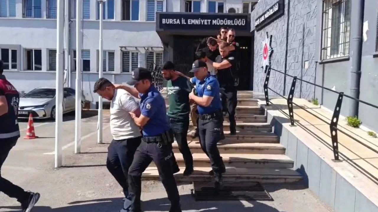 Bursa’da akılalmaz vurgun: Yaşlı çifti 10 milyon dolandırıp, tatlı ikram ettiler