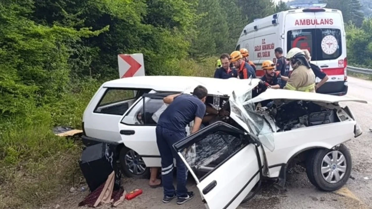 TIR'ın dorsesi arabayı ezdi: 1 ölü