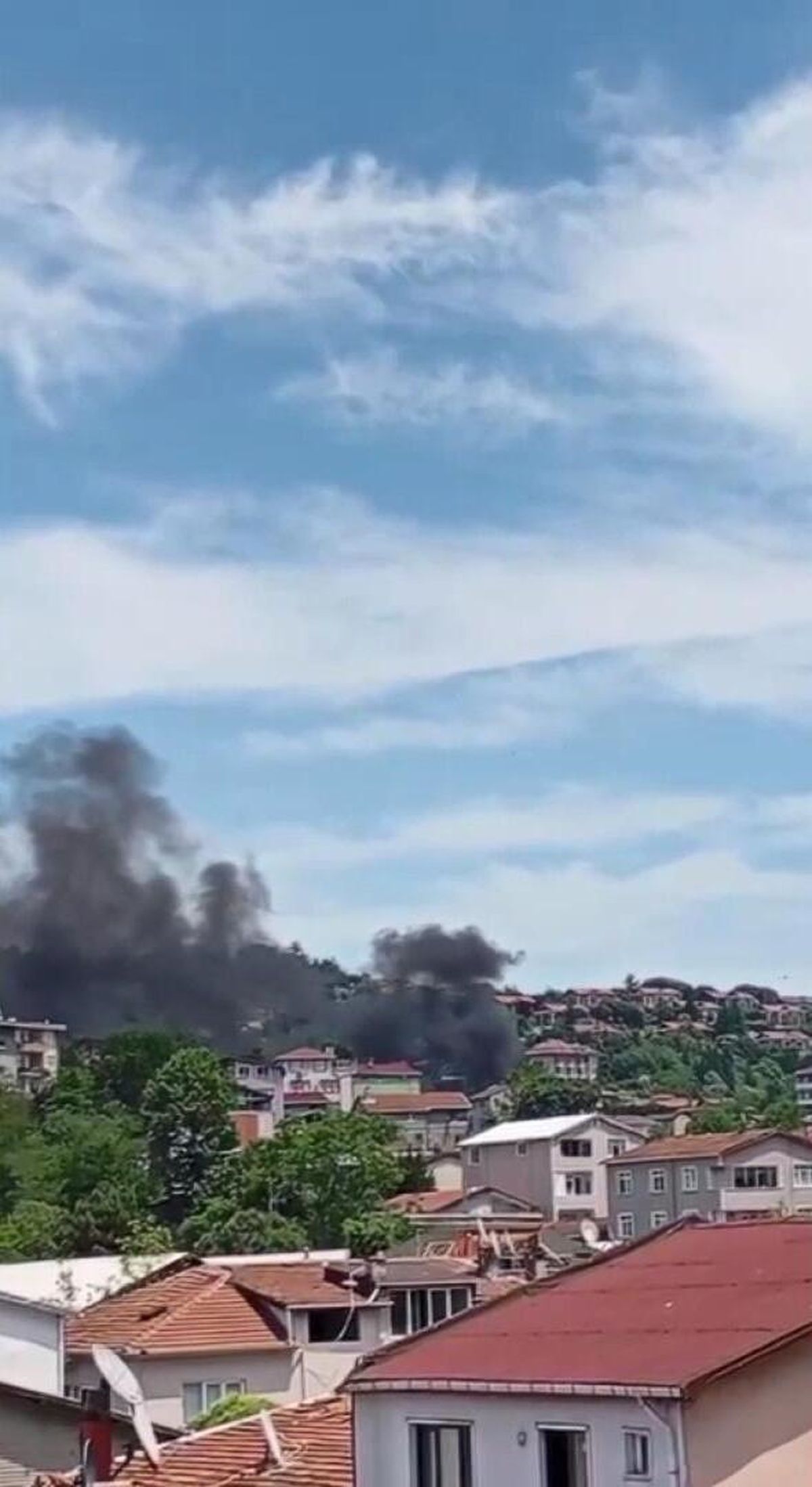 Sarıyer'de kaynak çalışması sırasında çıkan yangında çatı alev alev yandı