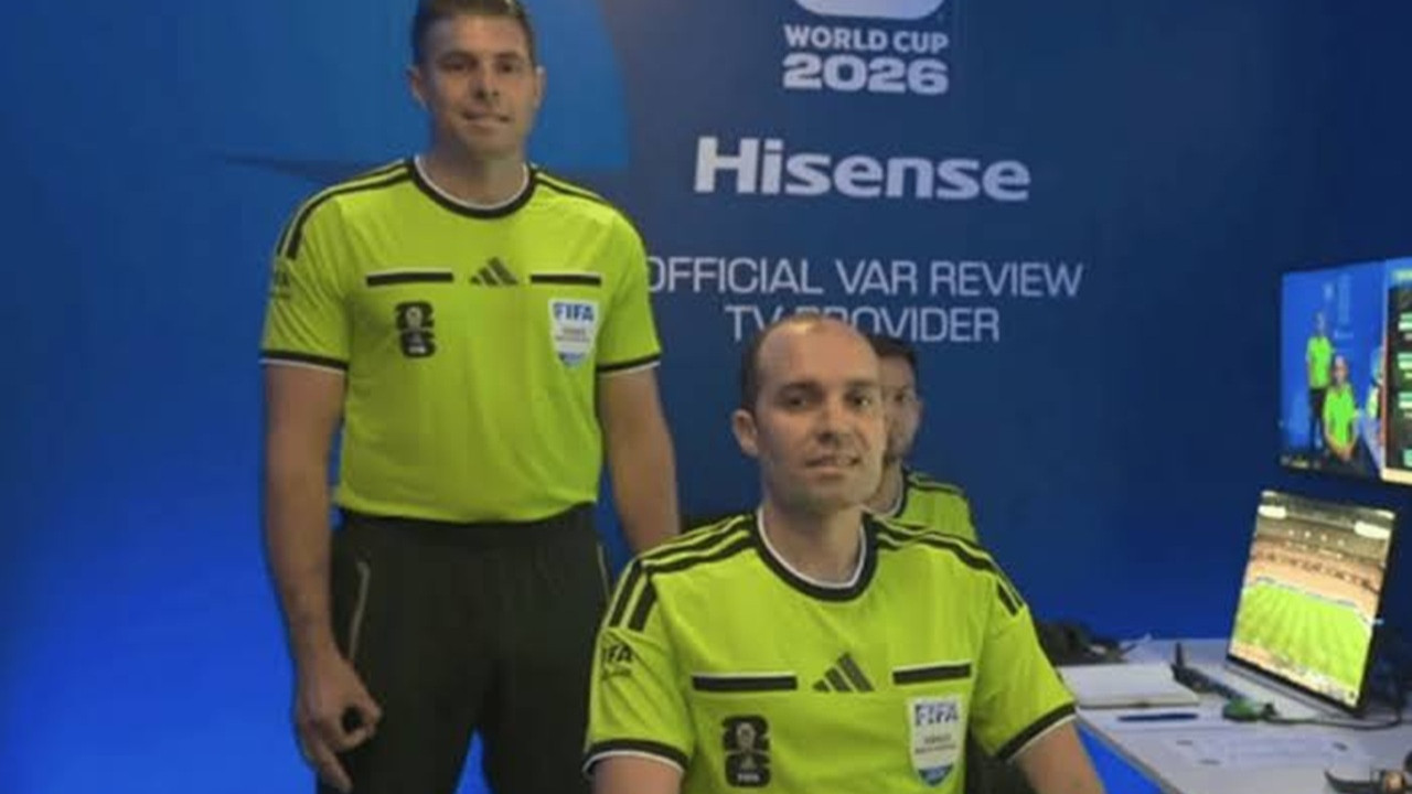 VAR odasında 'beyazların üstünlüğü' işareti tartışması: Suçlanan hakeme FIFA sahip çıktı