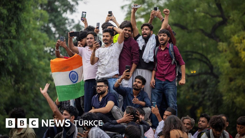 Hindistan'da eğitim bakanı istifa etti, 'hamamböceği' protestosu sona erdi