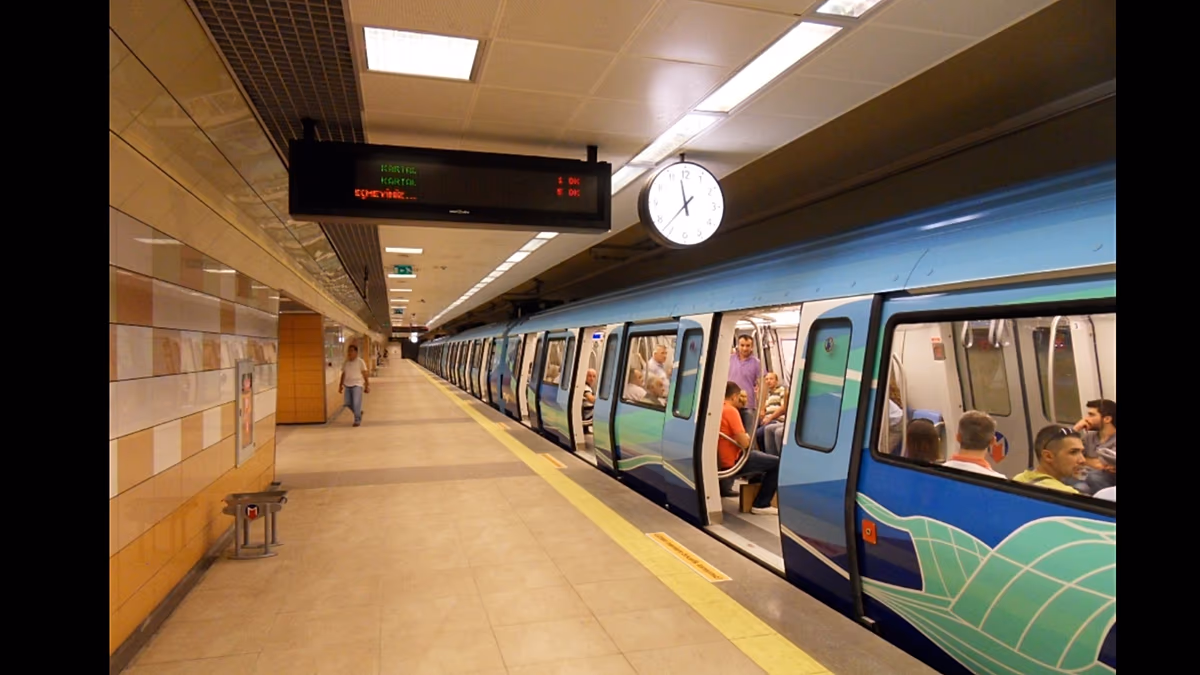 İstanbul'da metro raydan çıktı: 3 yaralı