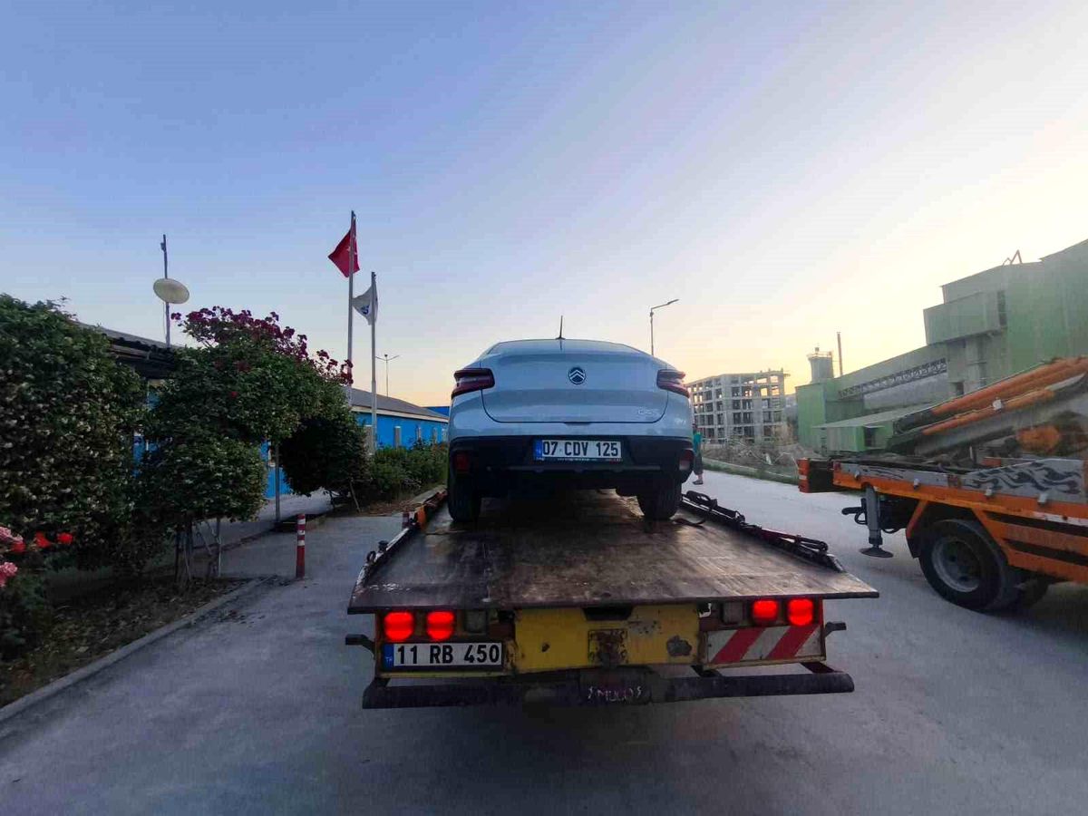 Babasının çalıştığı iş yerine aracı ile zorla girmek istedi