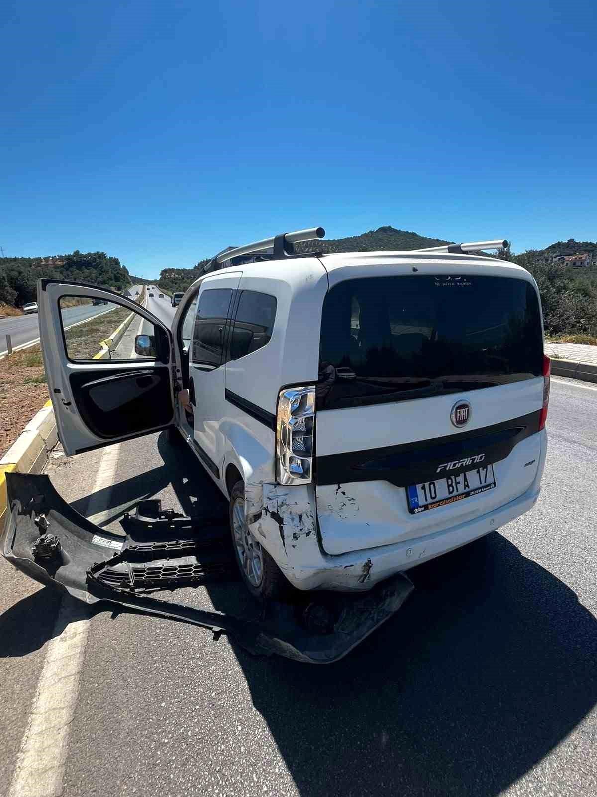 Burhaniye'de otomobiller çarpıştı