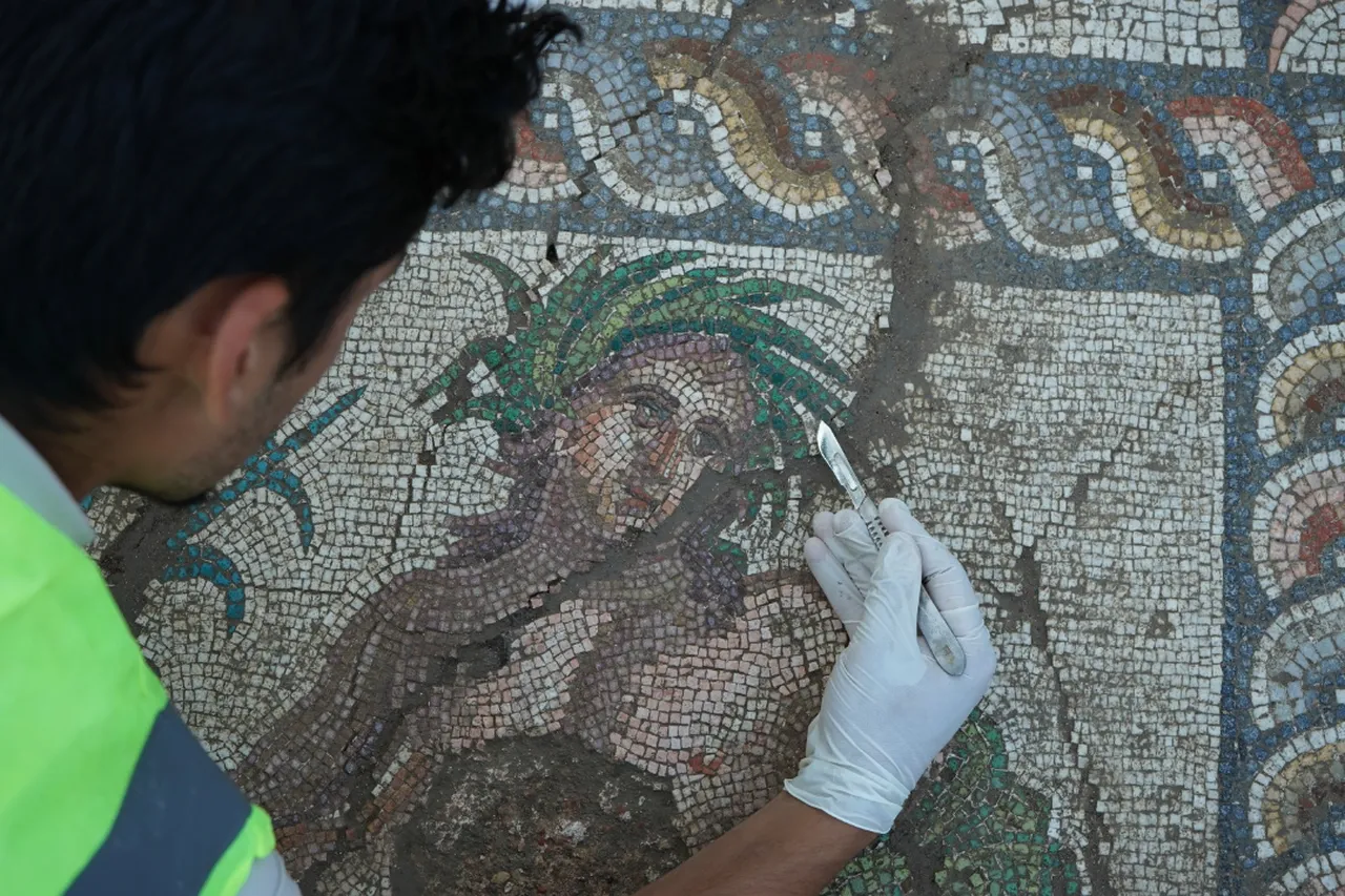 Bakan Ersoy müjdeledi! Aspendos'da tarihi mozaik keşfedildi