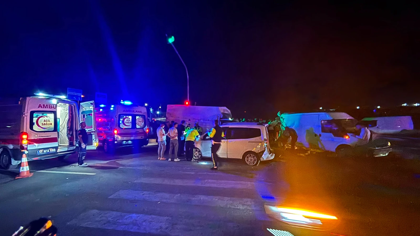 Niğde'de iki kamyonet ile hafif ticari araç çarpıştı: 1'i ağır 10 yaralı