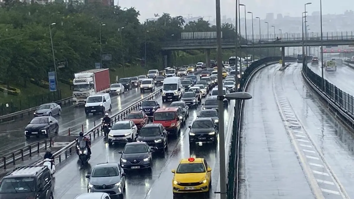 İstanbul'da yağış mesaisi başladı! Sağanak trafiği olumsuz etkiledi