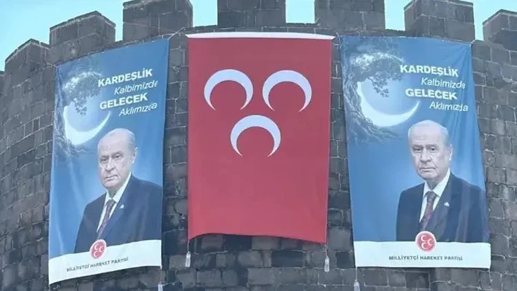 Diyarbakır'da tarihi Dağkapı Burcu’na Devlet Bahçeli posteri ve MHP bayrağı asıldı