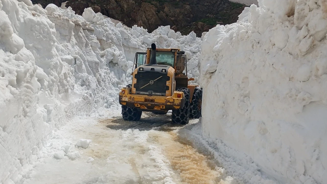 Kar kalınlığının 6 metreyi aştı, askeri üs yolu için karla mücadele başlatıldı