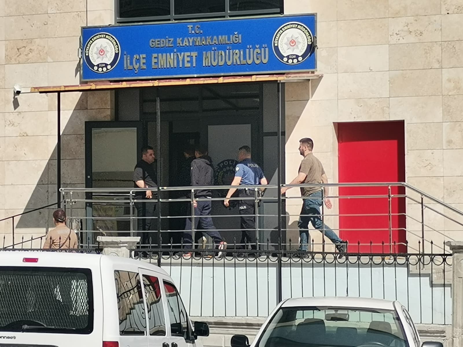 Gediz'de 14 yaşındaki çocuğa cinsel istismar. 6 kişi tutuklandı