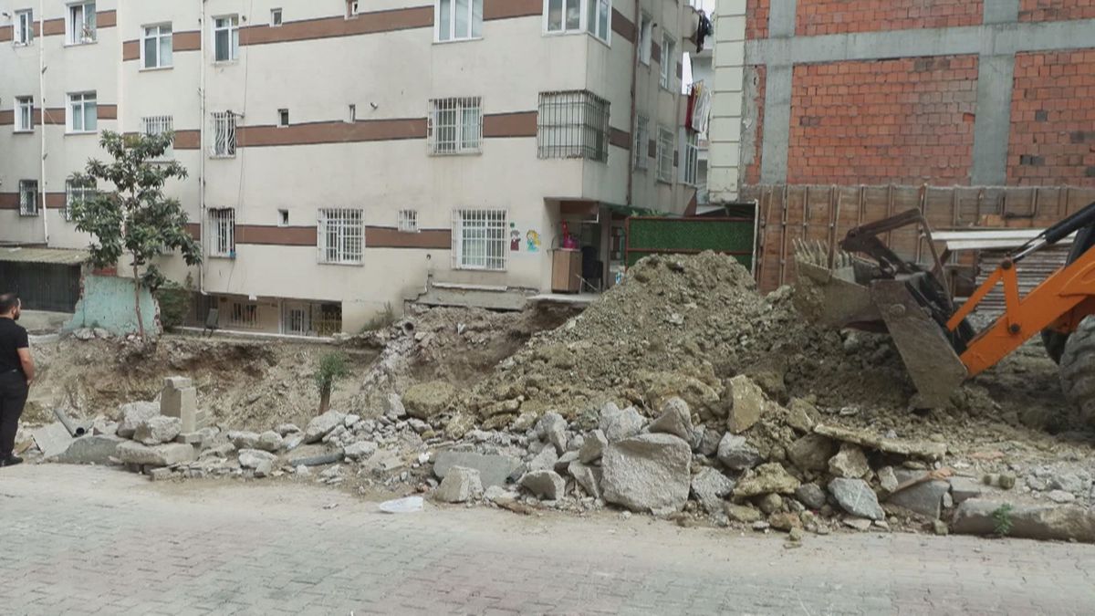 Bahçelievler'de 6 katlı bina tahliye edildi; 'iki kaçak kat ilave edilmiş'