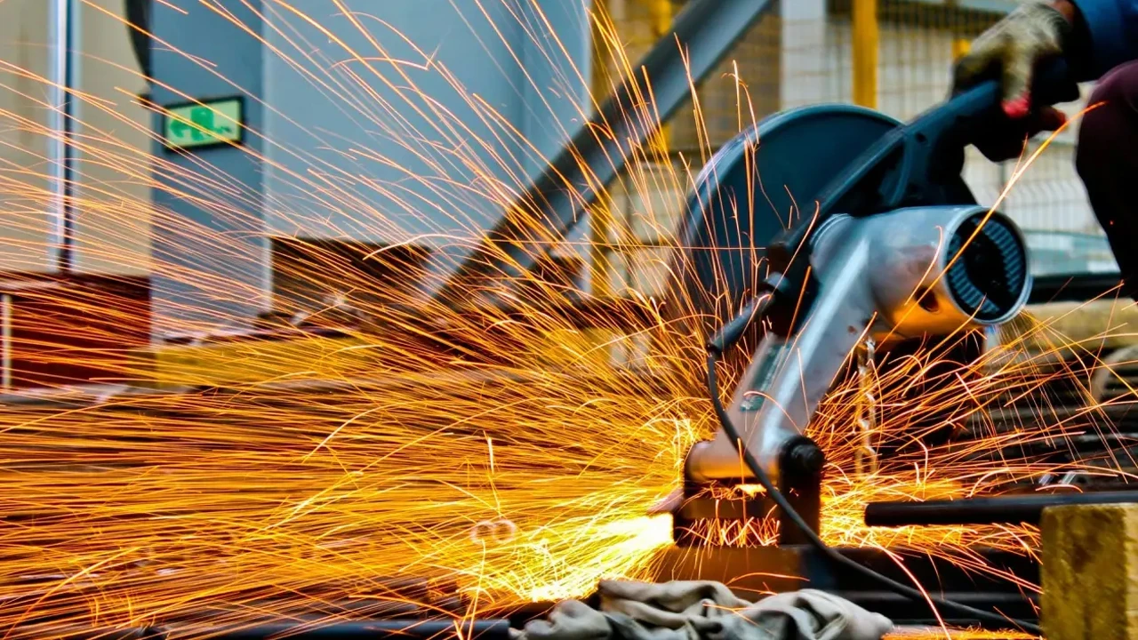 Sanayi üretimi aylıkta azaldı, yıllıkta sabit kaldı