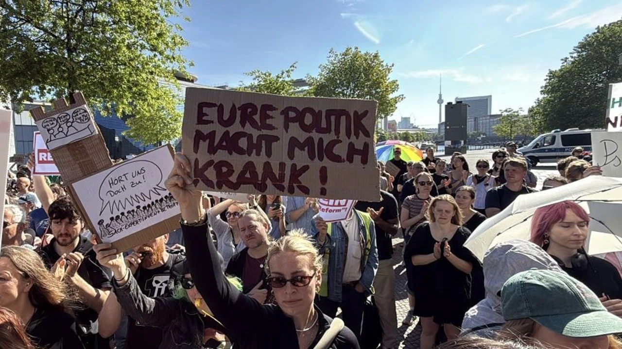 Berlin'de sağlık reformuna protesto: "Sosyal devletten ellerinizi çekin"