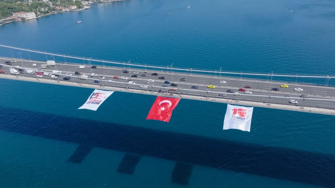 15 Temmuz'un sembolü Kırmızı Beyaz: 5 dev köprü Türk bayraklarıyla donatıldı