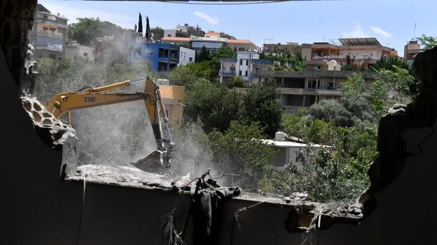 İsrail ordusu, ateşkese rağmen Lübnan'ın güneyinde evleri iş makineleriyle yıktı