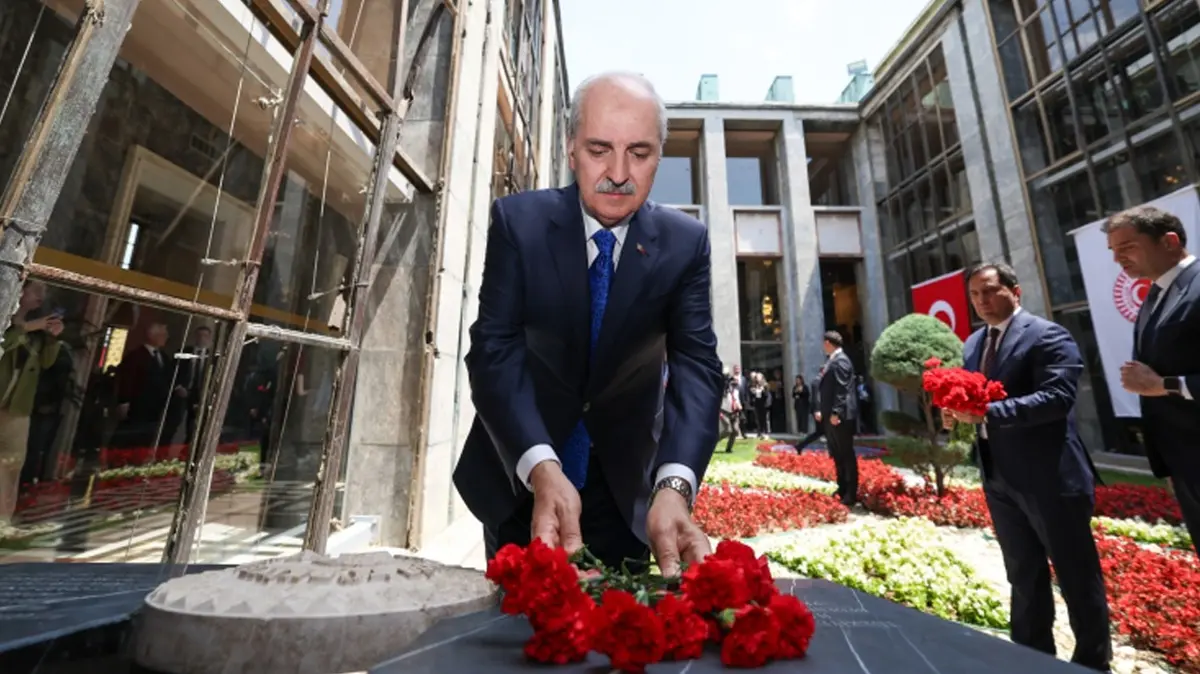 Meclis'te 15 Temmuz vefası! Kurtulmuş, bombaların düştüğü noktalara karanfil bıraktı