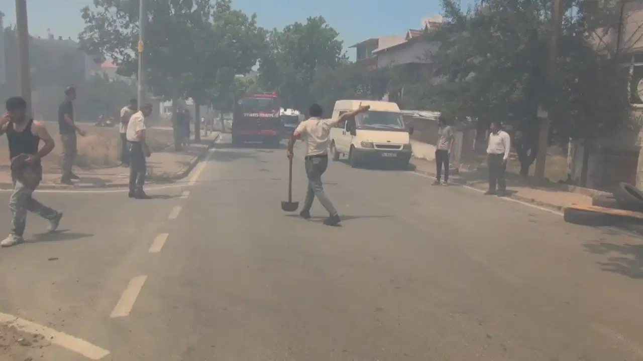 Silivri'de yangın ihbarına giden itfaiye ekibine kürek fırlattı