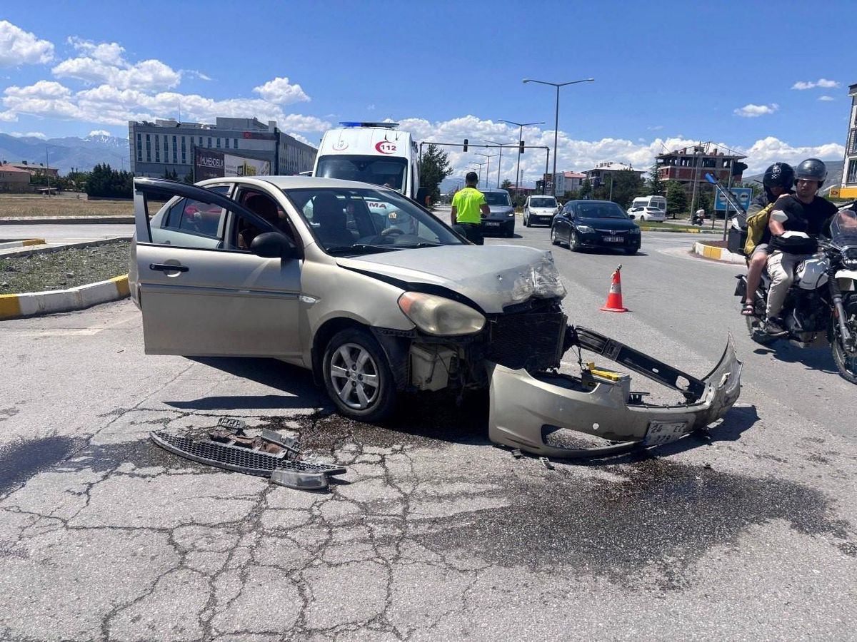 Erzincan'da iki otomobil çarpıştı: Araçlar hurdaya döndü