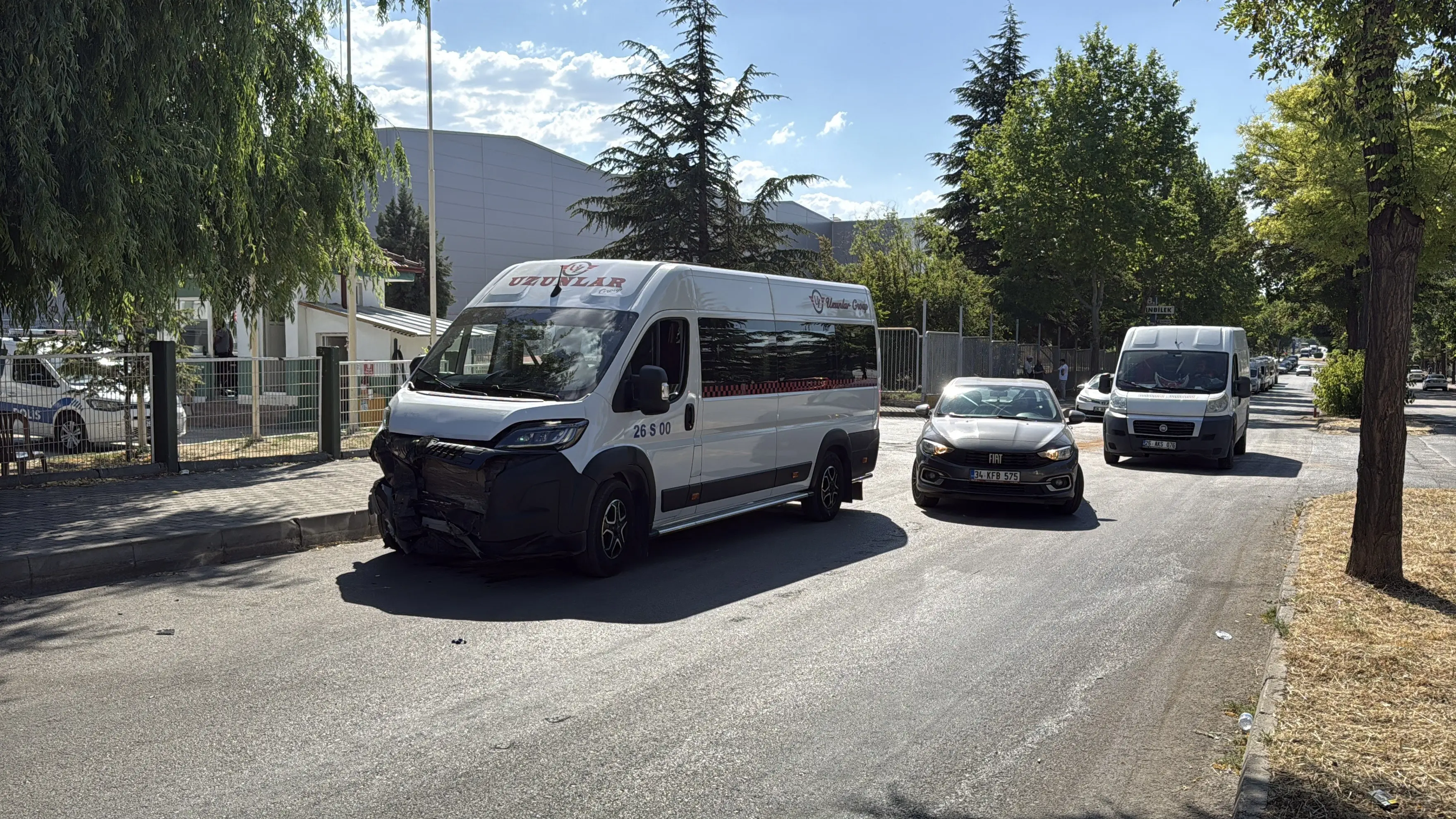 İşçi servisi ile otomobil çarpıştı: Çok sayıda yaralı var