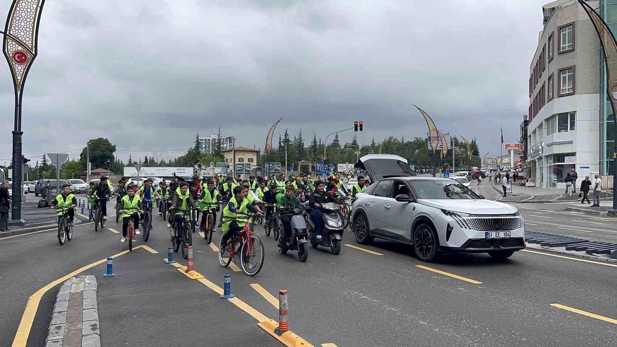 Niğde'de yüzlerce bisiklet tutkunu sağlıklı yaşam için pedal çevirdi