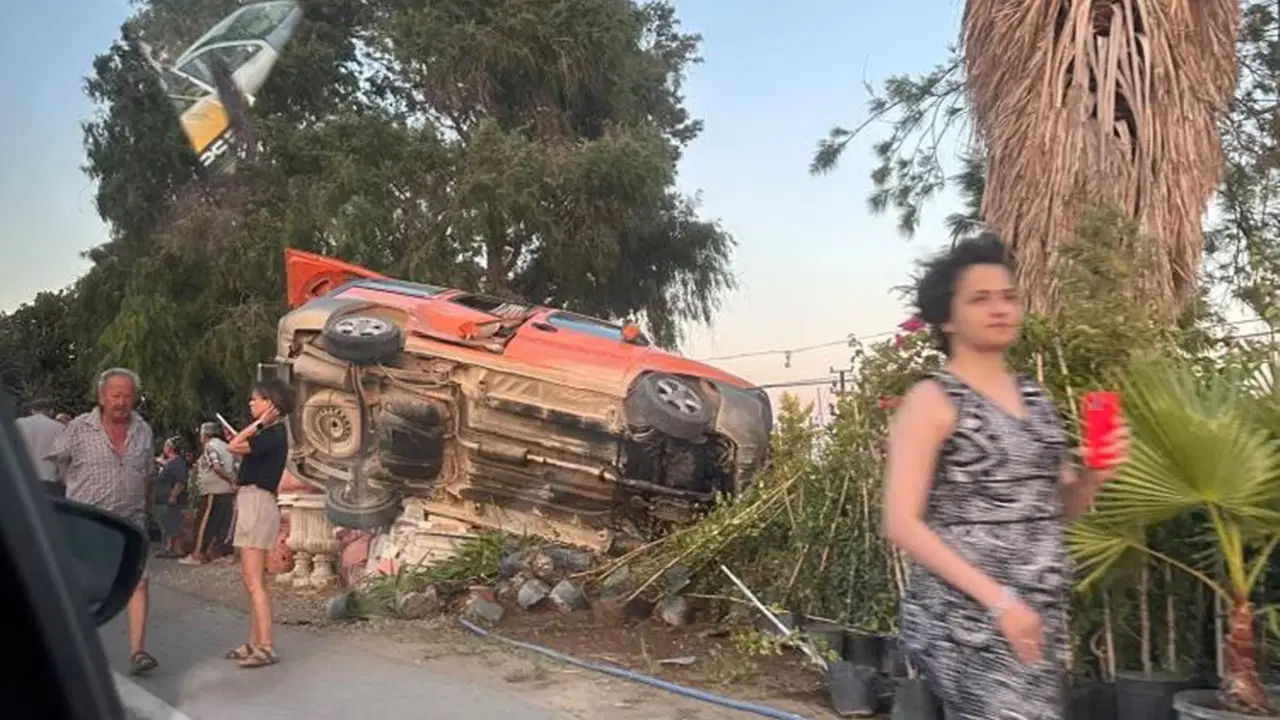 Korkutan kaza: Devrilen araç, iş yerlerine metreler kala durdu