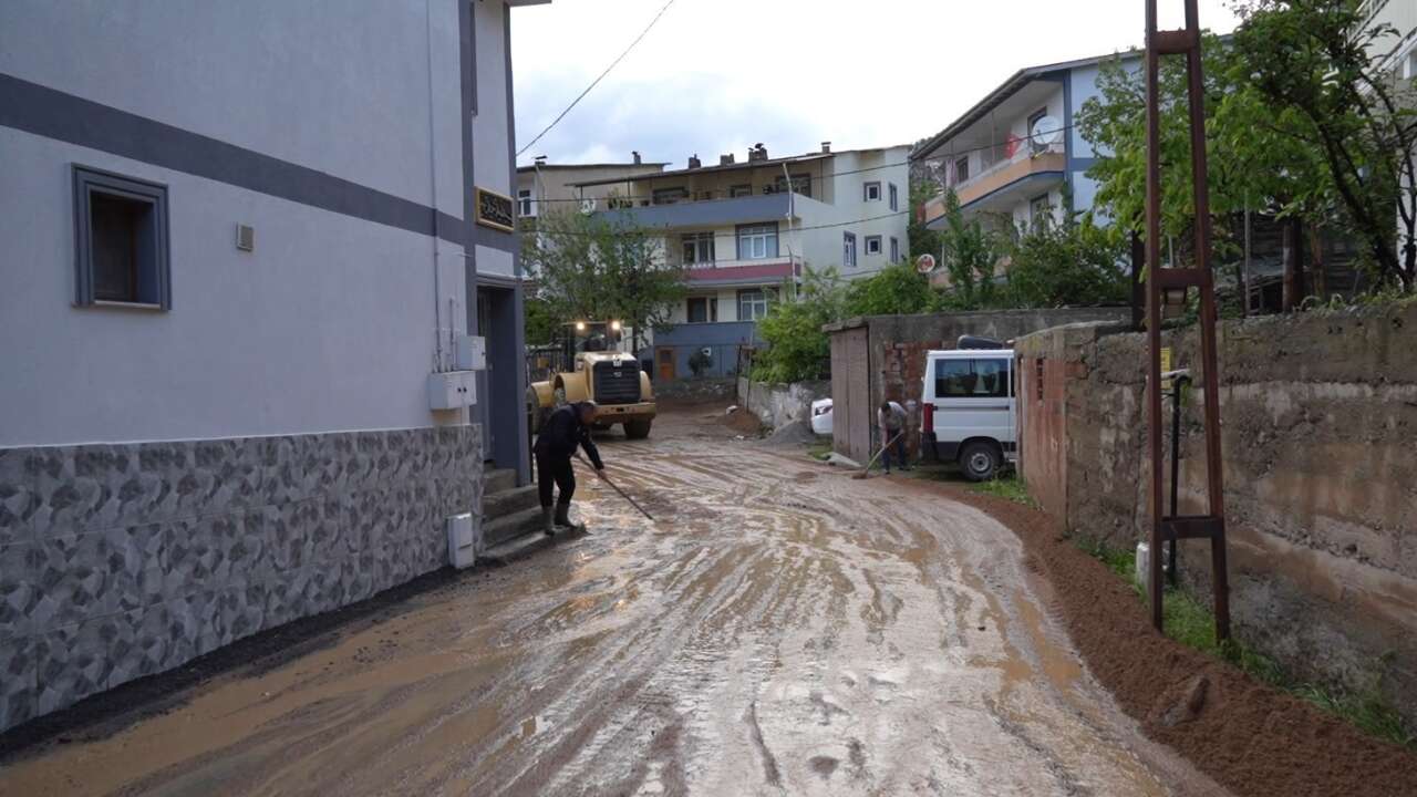 Gümüşhane’de sel felaketi! Ev ve ahır sular altında kaldı, araçlar zarar gördü