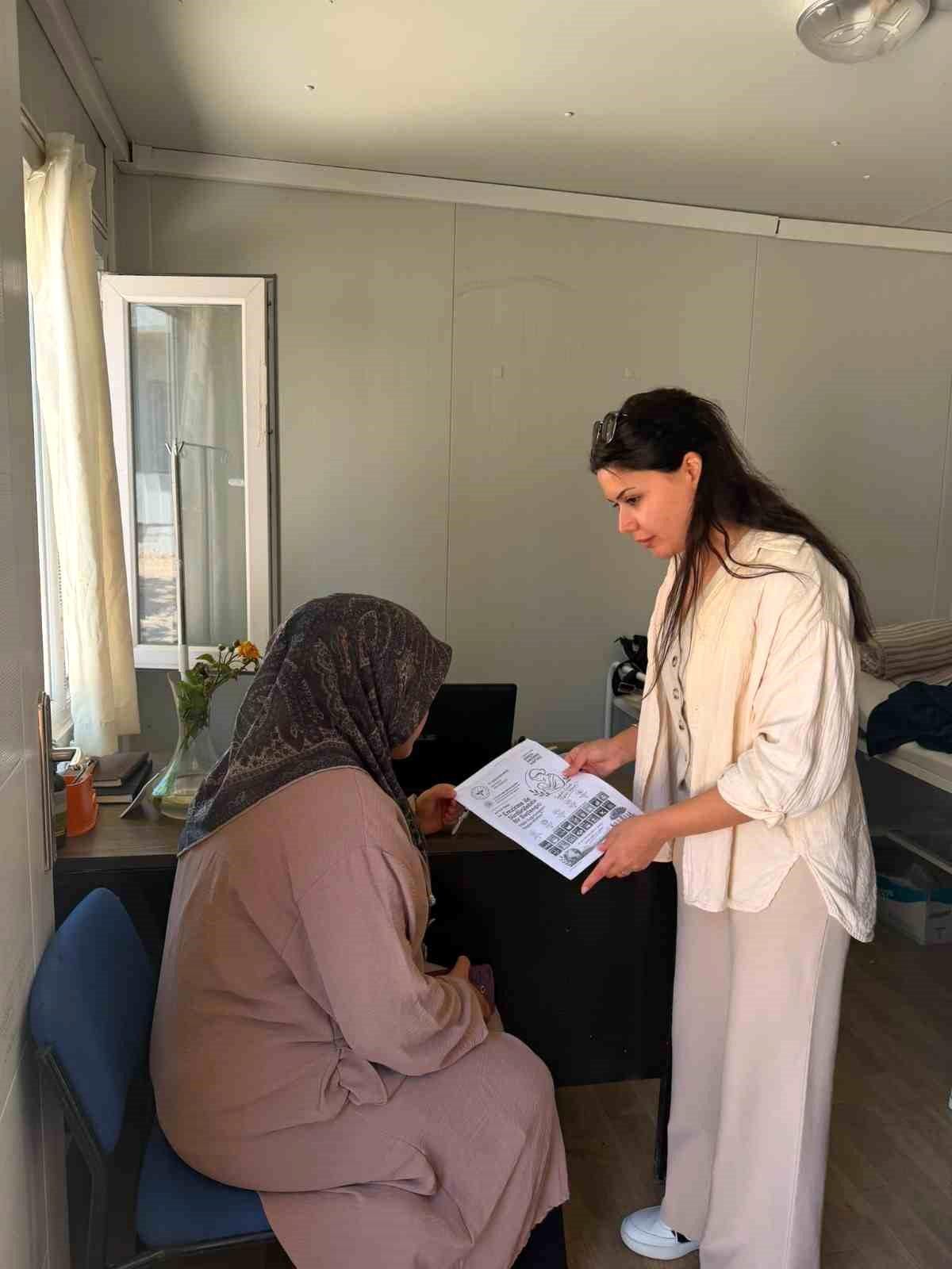 Yayladağı'nda "Her Gebeye Bir Ebe" uygulamasıyla ev ziyaretleri sürüyor