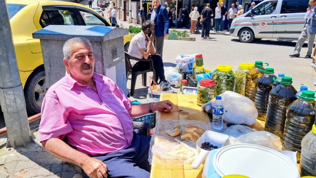 Pazarda tezgah açmak zorunda kalan emekli: Komşudan aldığım peynirle karnımı doyurmaya çalışıyorum
