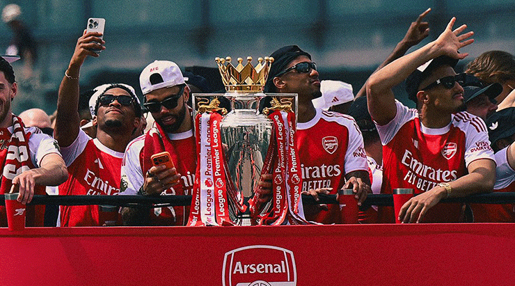 23 yıl sonra Premier Lig şampiyonu olan Arsenal şampiyonluğu taraftarlarıyla kutladı